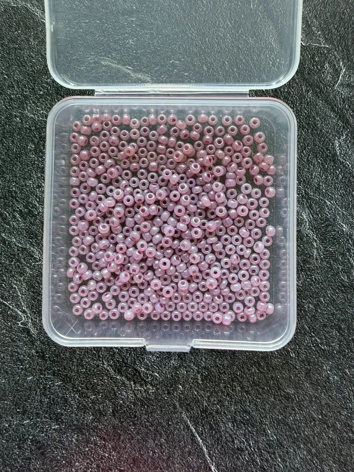 Perle de rocaille violine (lilas-rose) LCP21